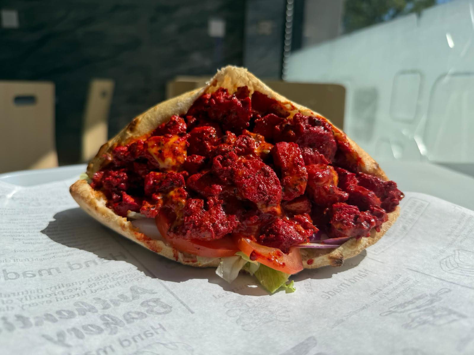 Sandwich Le Chicken Rouge : filet de poulet sauce tandoori et fromage