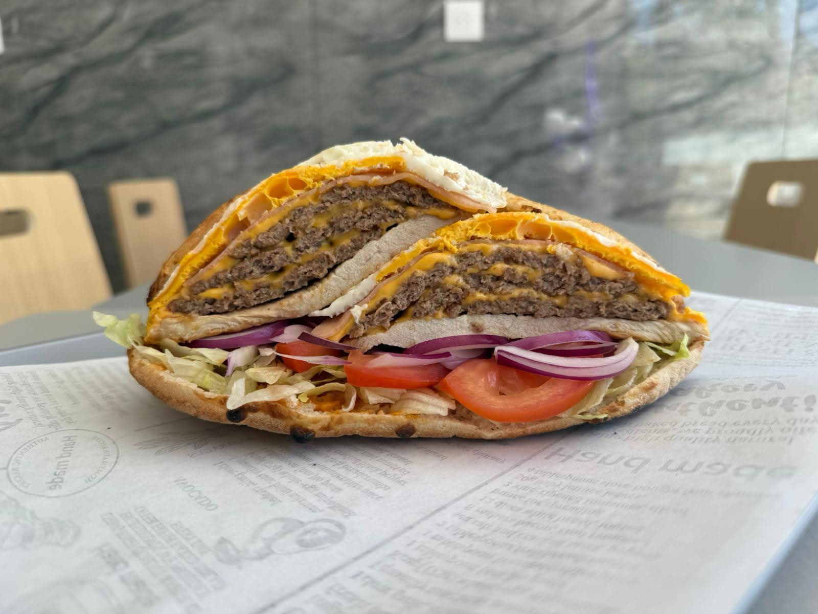 Sandwich Le Tremblay : 3 steaks, escalope, bacon, œuf et fromage